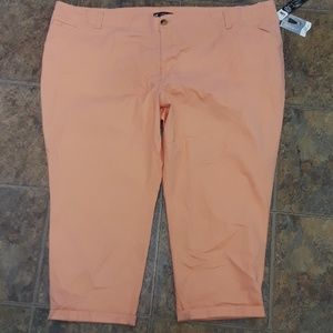 NWT mid-rise crop capris by Lee size 26w